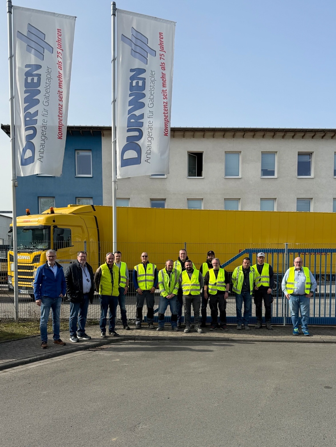 Traditionsfirmen untereinander 🤝Über Jahrzehnte hinweg beliefert die Fa. Durwen das Traditionsunternehmen in Ochtendung mit herausragenden Anbaugeräten für die Aufnahme der produzierten Steine.Anfangs nutzte die Fa. Jakob Stockschläder GmbH & Co. KG unsere ersten produzierten Steinklammern. Heute wird mehr Wert auf Flexibilität und den Transport von Paletten gelegt. Von Zinkenverstellgeräten bis hin zu Mehrfach-Palettengeräten nutzt der steinverarbeitende Betrieb unsere Produkte.In Verbindung mit den Gabelstaplern des Linde-Vertragspartners Jungbluth Fördertechnik GmbH(@jungbluthgruppe) aus Kruft hat die Fa. Jasto(@jastobaustoffe) verlässliche Partner an ihrer Seite.