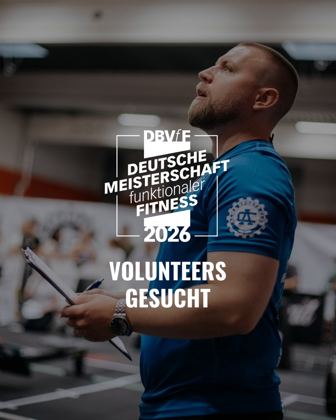 🤝 Werde Volunteer auf der Deutschen Meisterschaft 2026 in Düsseldorf!
An zwei Wochenenden, vom 26.–28.06. und 03.–05.07.2026, treffen sich die besten Athlet:innen des DBVfF im @alma_sports_club_duesseldorf.
Sei hautnah dabei und unterstütze das Highlight der Saison als Volunteer!
💡 Du kannst uns auch nur an einzelnen Tagen oder für einen halben Tag unterstützen. Jede helfende Hand zählt!
📌 Folgende Volunteer-Positionen sind zu besetzen:
Auf- und Abbau (26.+28.06., 03.+05.07.)
Equipment Team
Technical Official (TO)
Appealmanagement
Scoring
Athlete Service
Volunteer Service und Koordination
Medical und Anti-Doping
Media
📩 Jetzt anmelden:
Link im Profil!
🎁 Deine Benefits:
✔ Ein einzigartiges Erlebnis in der Community
✔ Aufwandsentschädigung
✔ Kostenfreie Verpflegung
Wir freuen uns auf dich 🤜🤛
–––––––––––––––––––––––––––––––––––––––––
🙋♀️ WERDE MITGLIED IM DBVFF
↪ Unterstütze den gemeinnützigen Verbandssport: http://www.dbvff.de
–––––––––––––––––––––––––––––––––––––––––
#functionalfitness #funktionalefitness #verbandssport #dbvff #dm2026 #deutschemeisterschaft #community #fitnessdeutschland